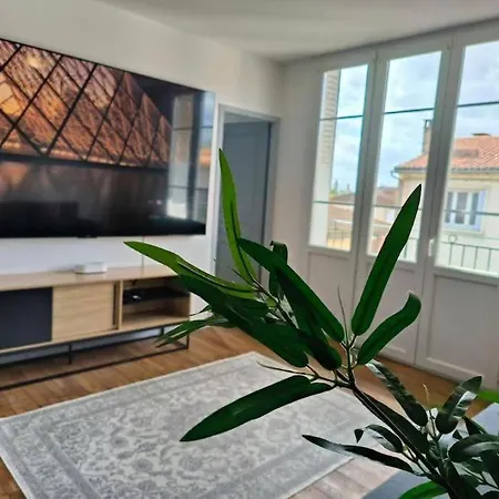 Houmeau 2-ecran Cinema Apartment *